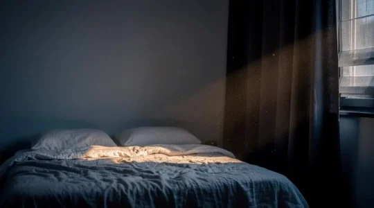 Dormitorio minimalista y sereno de noche, simbolizando el silencio absoluto conseguido gracias a la insonorización