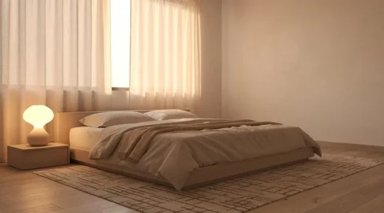 Dormitorio principal sereno y minimalista bañado en luz cálida natural, transmitiendo calma y descanso profundo