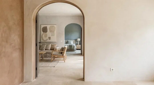 Vivienda con paleta cromática coherente que fluye armoniosamente entre estancias conectadas