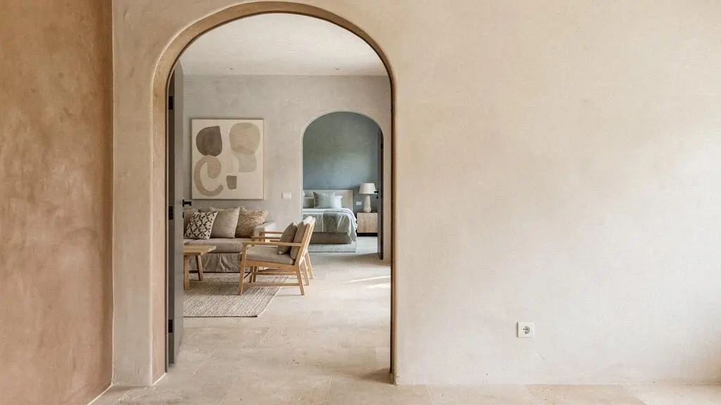 Vivienda con paleta cromática coherente que fluye armoniosamente entre estancias conectadas