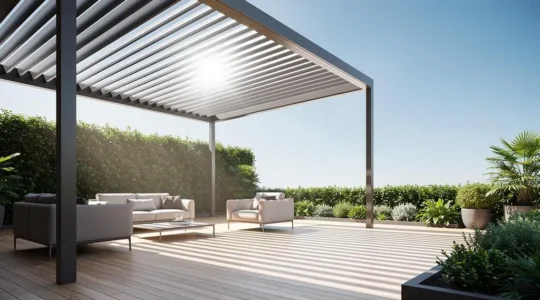 Pérgola bioclimática con lamas orientables abiertas proyectando sombra fresca sobre una terraza moderna en verano