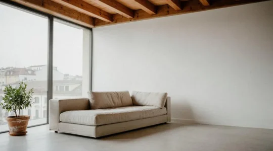 Salón minimalista contemporáneo con gran ventanal, luz natural y mobiliario sencillo en una reforma de bajo presupuesto