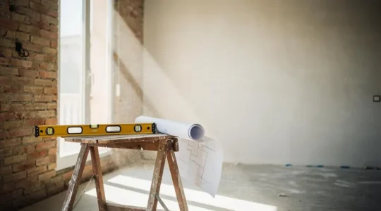 Interior de una vivienda en reforma mostrando el equilibrio entre diseño moderno y cumplimiento normativo en España