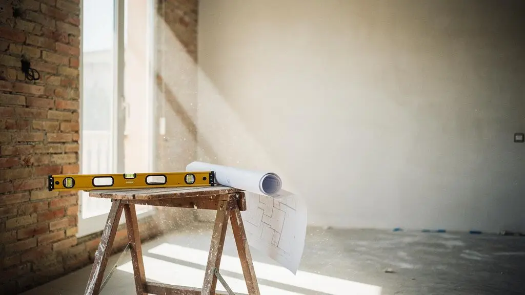 Interior de una vivienda en reforma mostrando el equilibrio entre diseño moderno y cumplimiento normativo en España