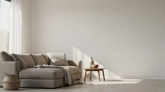 Sofá modular gris en un salón luminoso y minimalista, ejemplo de mueble flexible que se adapta a las etapas de la familia